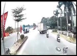 Ô tô chuyển hướng hoá máy ủi, lái xe máy thoát 'tử thần' kỳ diệu